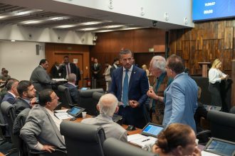 Deputados não chegaram a um consenso para votar as 612 homenagens na última sessão plenária da Alerj em 2025.