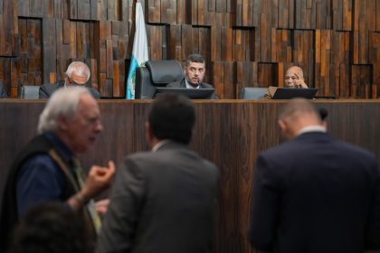Rodrigo Bacellar conduziu a votação simbólica do repasse de R$ 220 milhões aos municípios e ao estado.