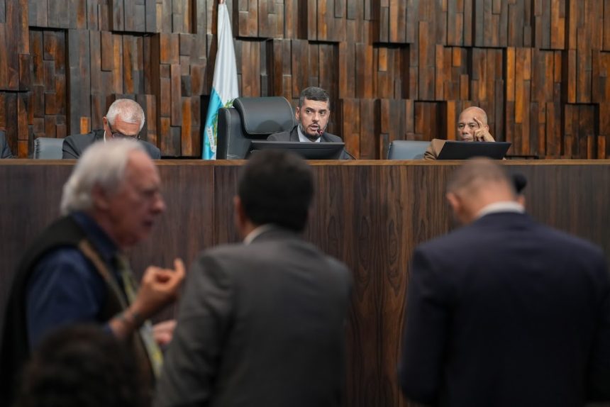 Rodrigo Bacellar conduziu a votação simbólica do repasse de R$ 220 milhões aos municípios e ao estado.