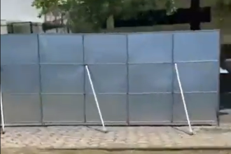 Placas de metal foram instaladas na Avenida Epitácio Pessoa, no bairro da Lagoa Rodrigo de Freitas