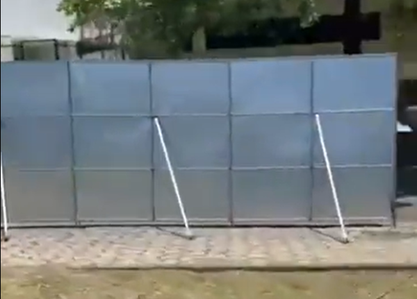 Placas de metal foram instaladas na Avenida Epitácio Pessoa, no bairro da Lagoa Rodrigo de Freitas