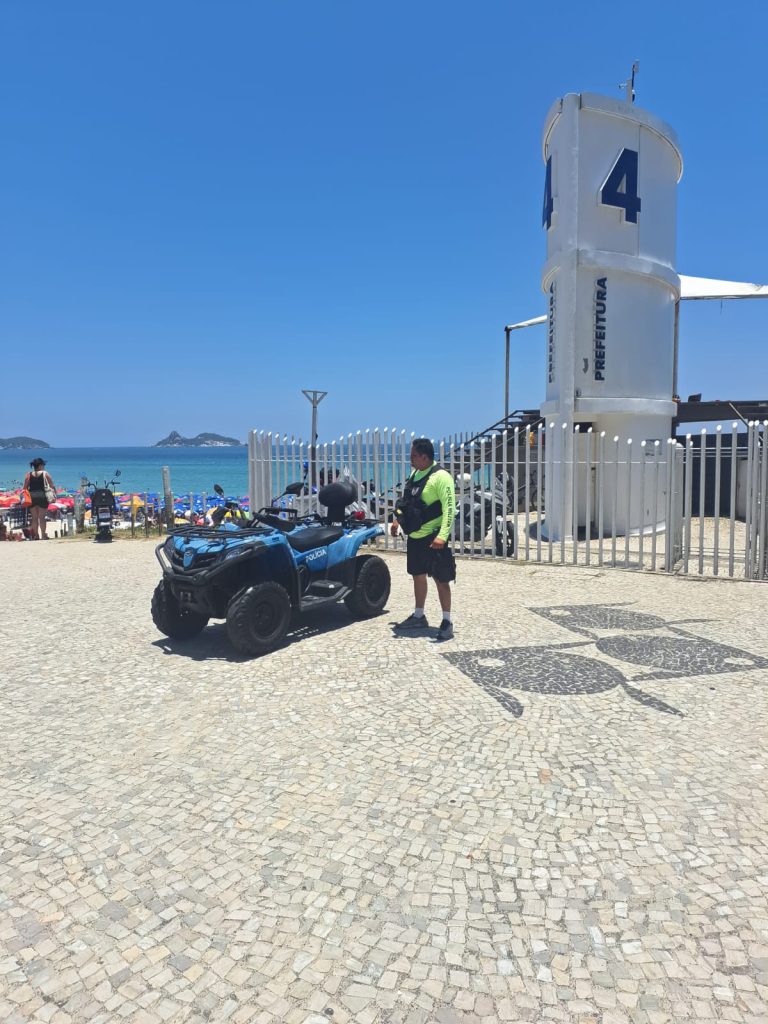 Policial atua com quadriciclo na praia da Barra da Tijuca