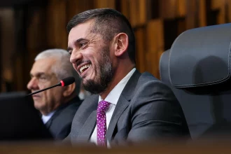 Decisão da Alerj que revoga a prisão de Rodrigo Bacellar foi publicada no Diário Oficial de hoje, etapa que antecede a análise do ministro Alexandre de Moraes sobre a soltura do parlamentar.