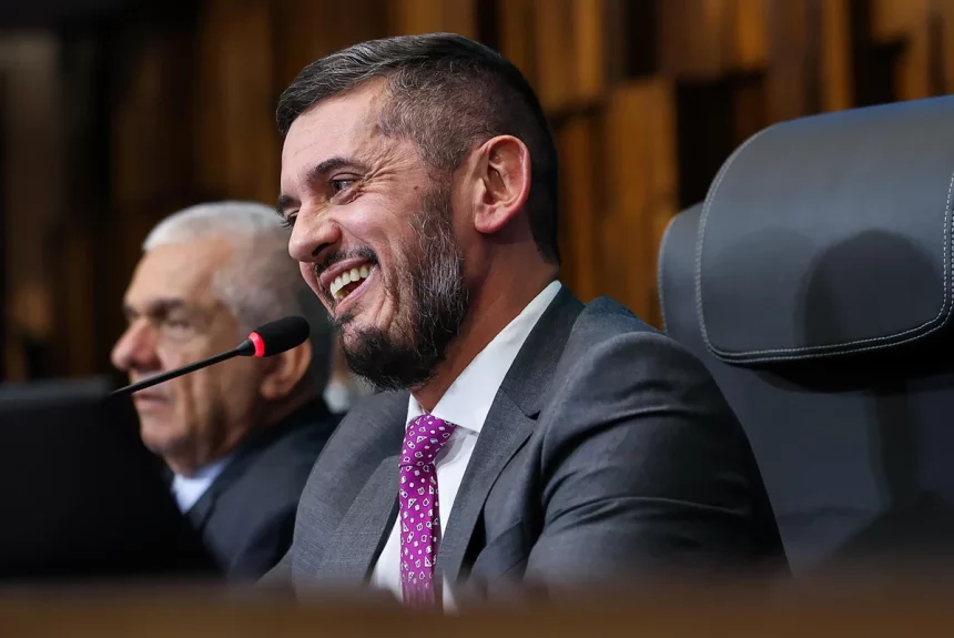 Decisão da Alerj que revoga a prisão de Rodrigo Bacellar foi publicada no Diário Oficial de hoje, etapa que antecede a análise do ministro Alexandre de Moraes sobre a soltura do parlamentar.