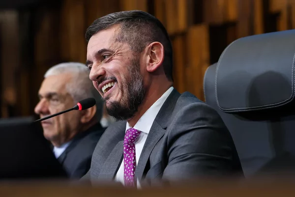 Decisão da Alerj que revoga a prisão de Rodrigo Bacellar foi publicada no Diário Oficial de hoje, etapa que antecede a análise do ministro Alexandre de Moraes sobre a soltura do parlamentar.