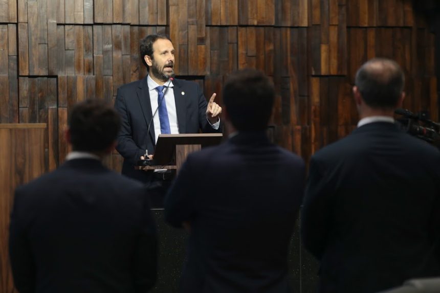 Serafini rompe o silêncio que reinava na Alerj desde a prisão do presidente da casa, Rodrigo Bacellar, ontem, pela Polícia Federal.