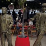 Samba Social Clube inaugura estátuas de Carlinhos de Jesus e Neguinho da Beija-Flor no Dia Nacional do Samba