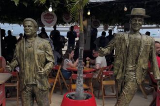 Samba Social Clube inaugura estátuas de Carlinhos de Jesus e Neguinho da Beija-Flor no Dia Nacional do Samba