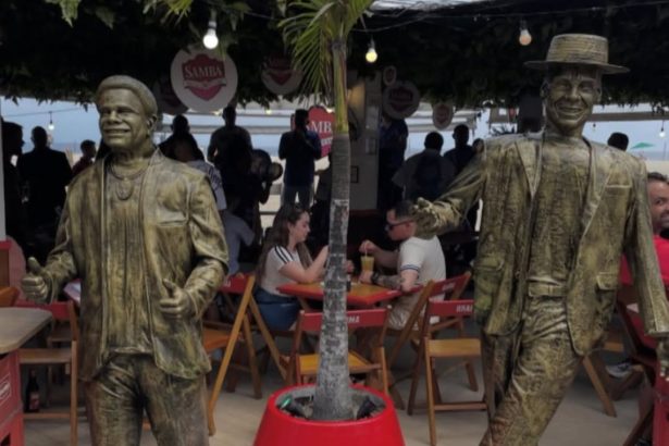 Samba Social Clube inaugura estátuas de Carlinhos de Jesus e Neguinho da Beija-Flor no Dia Nacional do Samba