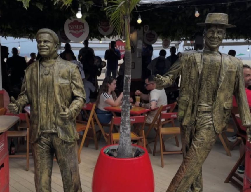 Samba Social Clube inaugura estátuas de Carlinhos de Jesus e Neguinho da Beija-Flor no Dia Nacional do Samba