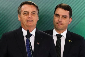 Jair Bolsonaro anuncia que Flávio será seu candidato à Presidência da República em 2026