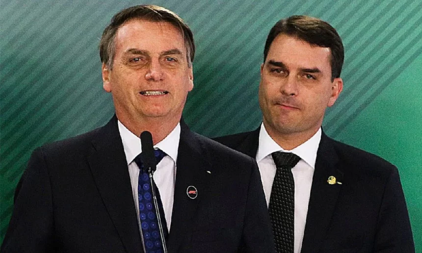 Jair Bolsonaro anuncia que Flávio será seu candidato à Presidência da República em 2026
