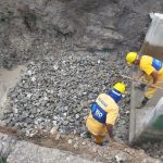 Homens da Fundação Rio-Águas trabalham em obras