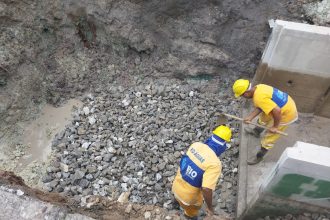 Homens da Fundação Rio-Águas trabalham em obras