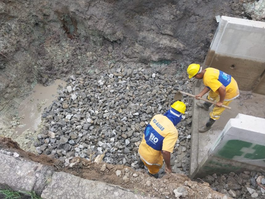Homens da Fundação Rio-Águas trabalham em obras
