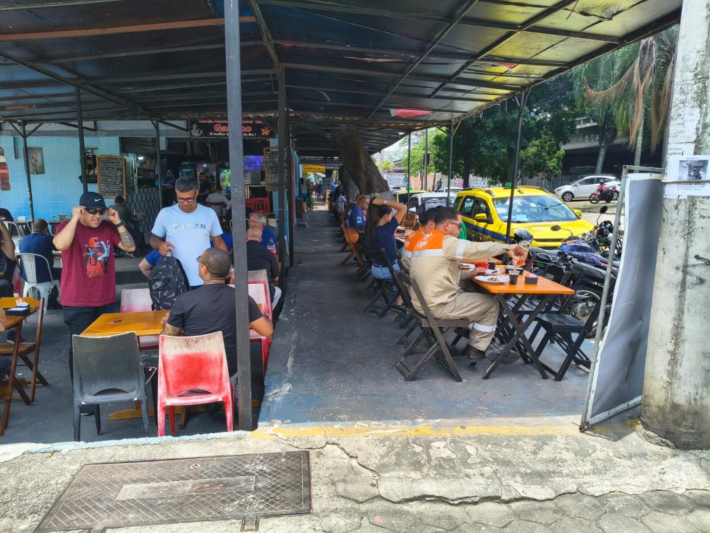 Moradores do Catumbi vivem a expectativa da demolição do elevado 31 de Março 63 Clientes almoçam no Bar do Gaúcho, no Catumbi