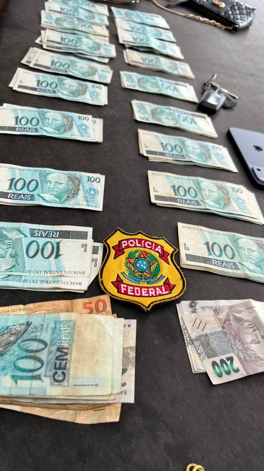 Policiais federais cumpriram mandados de busca e apreensão em Macaé