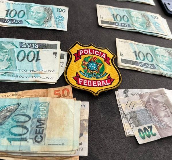 Policiais federais cumpriram mandados de busca e apreensão em Macaé