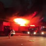 O fogo destrói o pavilhão 43 da Ceasa, desde a madrugada desta quarta-feira (09)