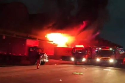 O fogo destrói o pavilhão 43 da Ceasa, desde a madrugada desta quarta-feira (09)