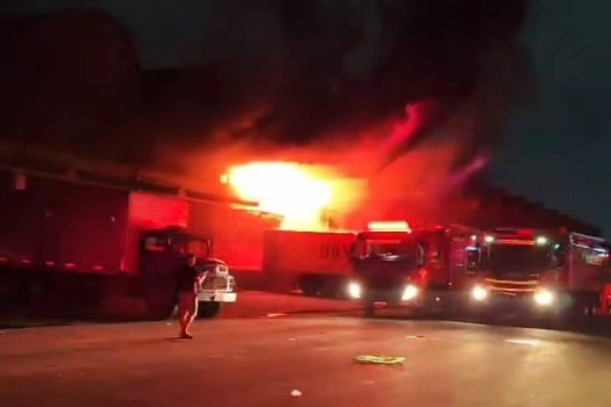 O fogo destrói o pavilhão 43 da Ceasa, desde a madrugada desta quarta-feira (09)