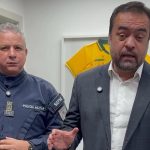 O governador Cláudio Castro e o coronel Marcelo Menezes anunciam, nas redes sociais, a mudança na escala dos PMs que trabalham no patrulhamento; eles vão ganhar um dia a mais de folga entre as jornadas