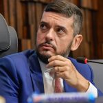 A Alerj deve decidir, nesta quinta-feira (04). se solta, ou não, o presidente Rodrigo Bacellar, preso sob a acusação de ter vazado informações sigilosas sobre a operação que levou o ex-deputado TH Joias à cadeia