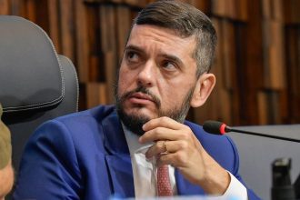 A Alerj deve decidir, nesta quinta-feira (04). se solta, ou não, o presidente Rodrigo Bacellar, preso sob a acusação de ter vazado informações sigilosas sobre a operação que levou o ex-deputado TH Joias à cadeia