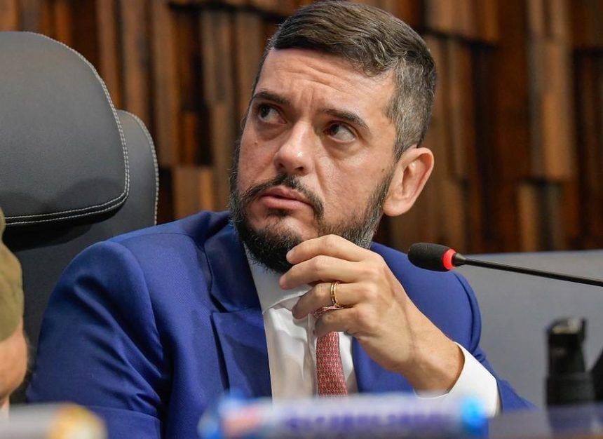 A Alerj deve decidir, nesta quinta-feira (04). se solta, ou não, o presidente Rodrigo Bacellar, preso sob a acusação de ter vazado informações sigilosas sobre a operação que levou o ex-deputado TH Joias à cadeia