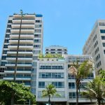 O edifício Grepaco, na orla de Ipanema (o mais baixinho na foto) será demolido para dar lugar a um empreendimento residencial que poderá render até R$ 450 milhões