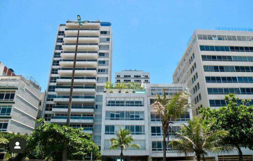 O edifício Grepaco, na orla de Ipanema (o mais baixinho na foto) será demolido para dar lugar a um empreendimento residencial que poderá render até R$ 450 milhões