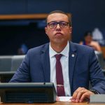 Um dos "fios desencapados" da Alerj, Douglas Gomes (PL) anunciou nas redes que vai votar pela manutenção da prisão de Rodrigo Bacellar: deserções na direita e na esquerda já preocupam aliados do presidente da casa