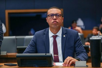 Um dos "fios desencapados" da Alerj, Douglas Gomes (PL) anunciou nas redes que vai votar pela manutenção da prisão de Rodrigo Bacellar: deserções na direita e na esquerda já preocupam aliados do presidente da casa