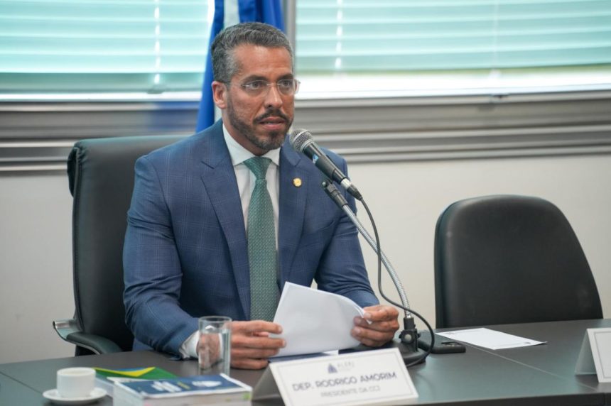 O presidente da CCJ da Alerj, Rodrigo Amorim (União), determinou a abertura ao público da sessão que decidirá sobre a prisão de Rodrigo Bacellar