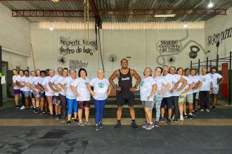 O programa, que prioriza mulheres da terceira idade, oferece uma grade diversificada de atividades físicas e de bem-estar distribuídas por múltiplos polos comunitários.