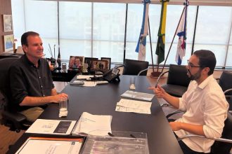 O prefeito Eduardo Paes e o vereador (até então, de oposição) Pedro Duarte: agora que deixou o partido Novo, o moço pode se filiar ao PSD do alcaide