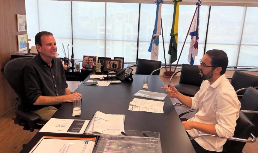 O prefeito Eduardo Paes e o vereador (até então, de oposição) Pedro Duarte: agora que deixou o partido Novo, o moço pode se filiar ao PSD do alcaide