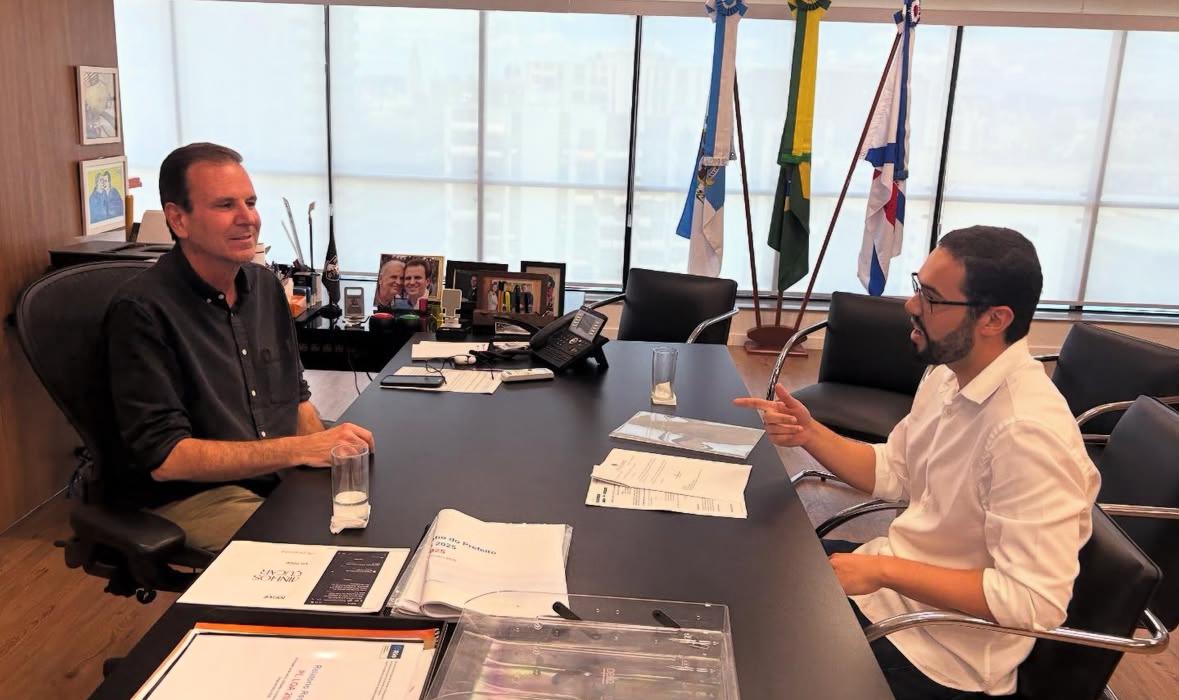 O prefeito Eduardo Paes e o vereador (até então, de oposição) Pedro Duarte: agora que deixou o partido Novo, o moço pode se filiar ao PSD do alcaide