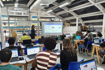 O programa Nave Decola inclui desde cursos de informática básica e inclusão digital até treinamentos em programação, robótica, criação de games, design, fotografia, educação financeira e empreendedorismo.