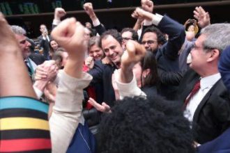 Glauber Braga (PSOL) comemora, em plenário, por ter escapado da cassação: deputado foi suspenso por seis meses e será substituído por Heloísa Helena (Rede)