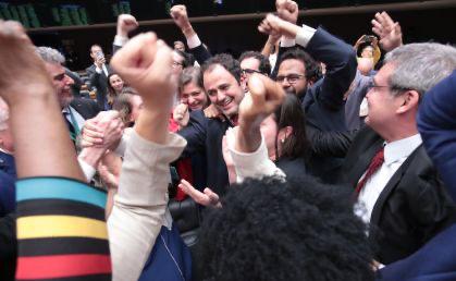 Glauber Braga (PSOL) comemora, em plenário, por ter escapado da cassação: deputado foi suspenso por seis meses e será substituído por Heloísa Helena (Rede)