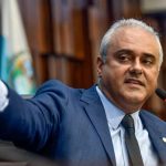 Jair Bittencourt deixa secretaria estadual e volta ao mandato na Assembleia Legislativa; decisão foi adiada para depois da votação sobre a prisão de Rodrigo Bacellar