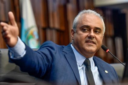 Jair Bittencourt deixa secretaria estadual e volta ao mandato na Assembleia Legislativa; decisão foi adiada para depois da votação sobre a prisão de Rodrigo Bacellar