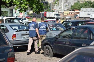 Fiscalização em estabelecimento na Parada de Lucas teve 12 carros removidos