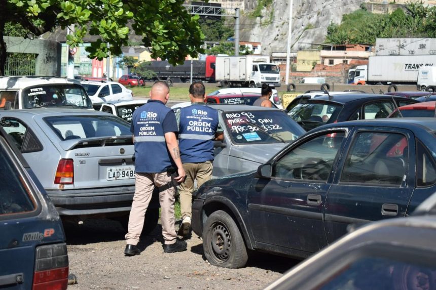 Fiscalização em estabelecimento na Parada de Lucas teve 12 carros removidos