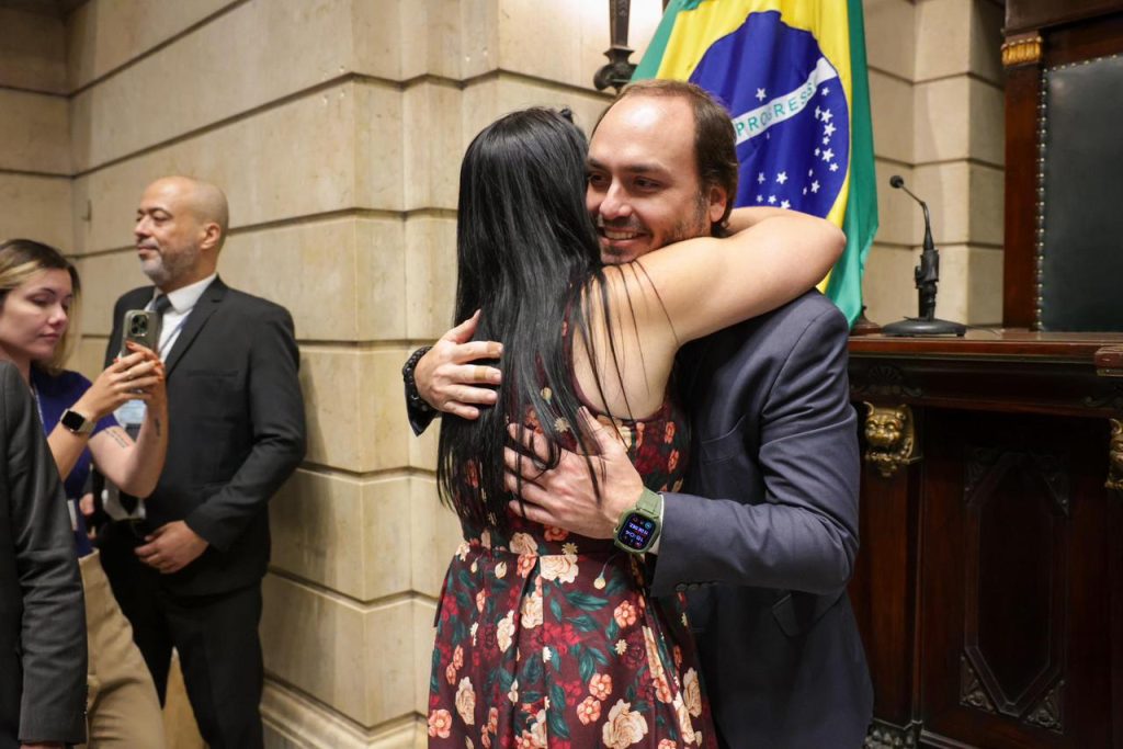 Futura vereadora no lugar de Carlos Bolsonaro, Alana Passos já começa a se familiarizar com a Câmara do Rio 62 WhatsApp Image 2025 12 11 at 15.54.39 1 1