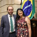 Futura vereadora no lugar de Carlos Bolsonaro, Alana Passos já começa a se familiarizar com a Câmara do Rio