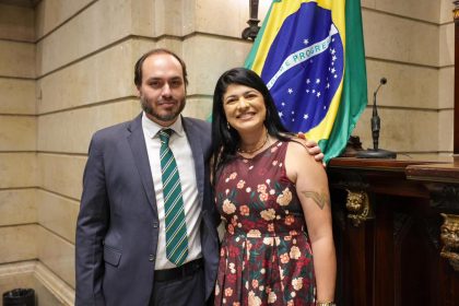 Futura vereadora no lugar de Carlos Bolsonaro, Alana Passos já começa a se familiarizar com a Câmara do Rio