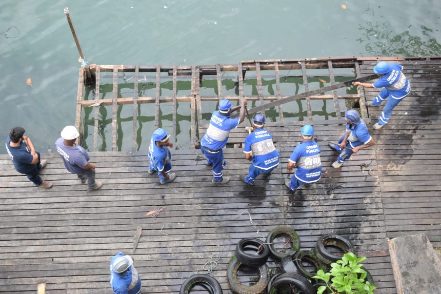 Deck irregular é demolido próximo à Praia dos Amores, na Zona Sudoeste; veja o vídeo