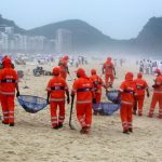 Equipes da Comlurb em ação depois da festa de réveillon